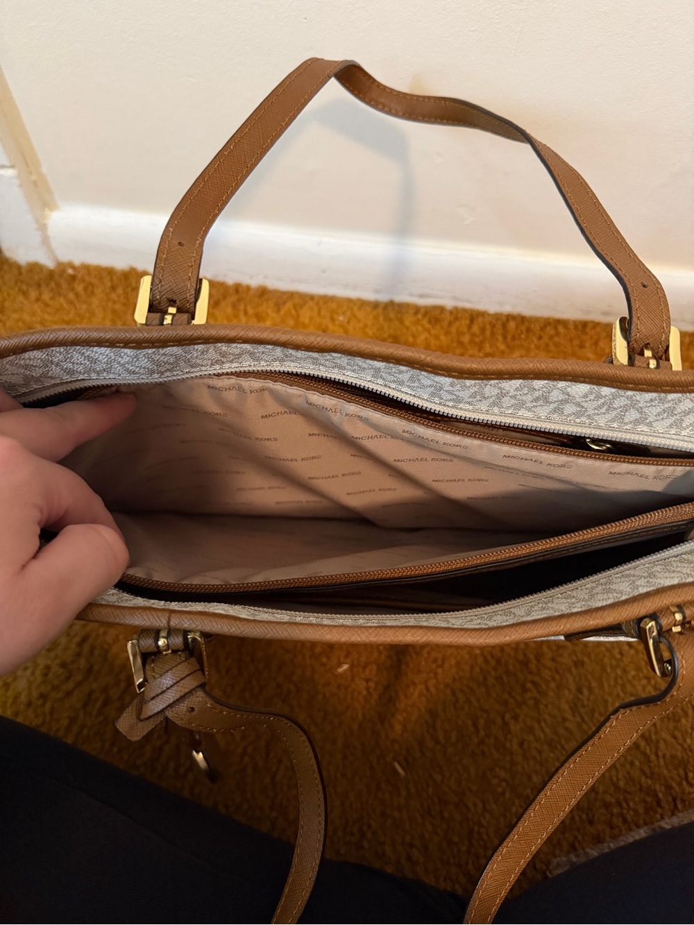 Michael Kors Large Tote - Picture 4 of 8